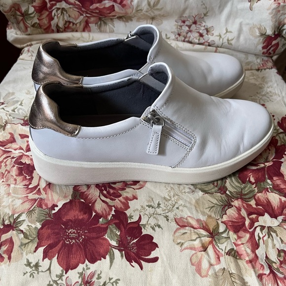 Clarks white 8.5 Wide only used a couple of times. Very COMFORTABLE 😊 - Picture 4 of 4